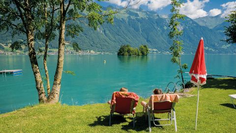Liegewiese im Strandbad Iseltwald am türkisen Brienzersee