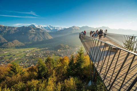 Vom Zwei-Seen-Steg geniesst man die Aussicht über das ganze Berner Oberland
