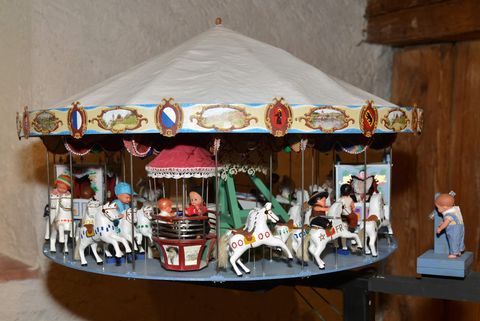 Antike Drehorgel in Form eines Karussells im Museum für Uhren und mechanische Musikinstrumente