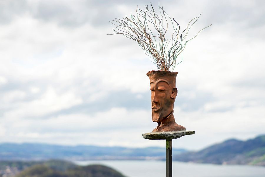 Skultpurenweg in Krattigen mit kunstvollen Tonkopf