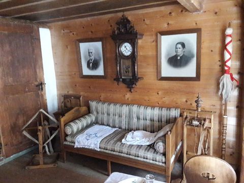 Rustikales Wohnzimmer mit Einrichtungsgegenständen von anno dazumal im Dorfmuseum Bönigen