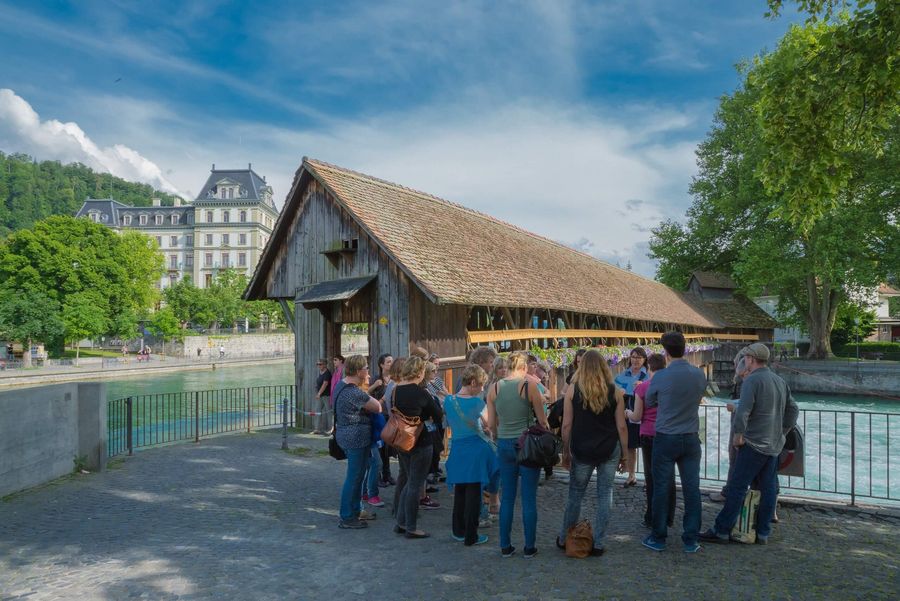 Stadtführung Thun vor der Schleuse und im Hintergrund die Aare und der Thunerhof