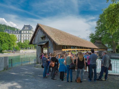 Stadtführung Thun vor der Schleuse und im Hintergrund die Aare und der Thunerhof
