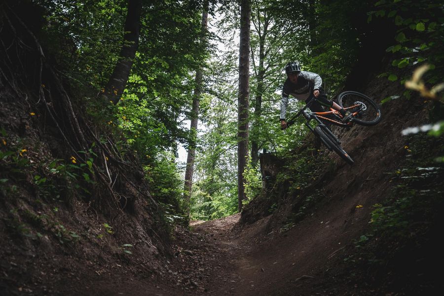 Biker springt auf Rabefluh Trail in Couloir