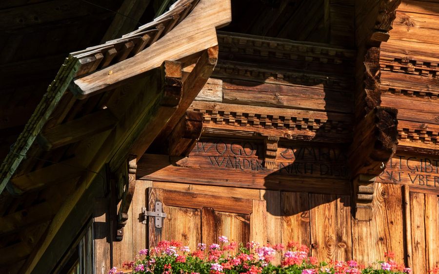 Ein traditionelles Holzhaus im Sonnenlicht auf dem Diemtigtaler Häuserweg