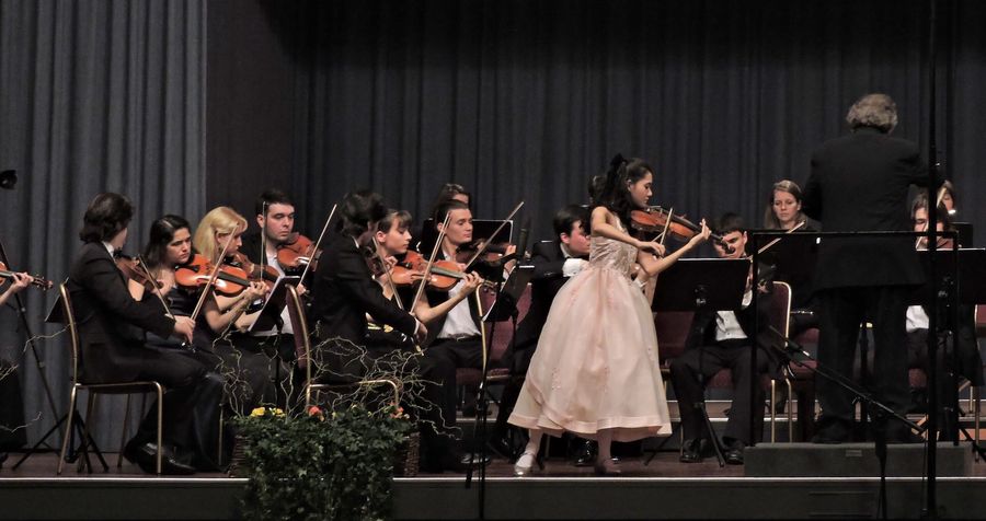 Violinenspielerin und Orchester während der Interlaken Classics