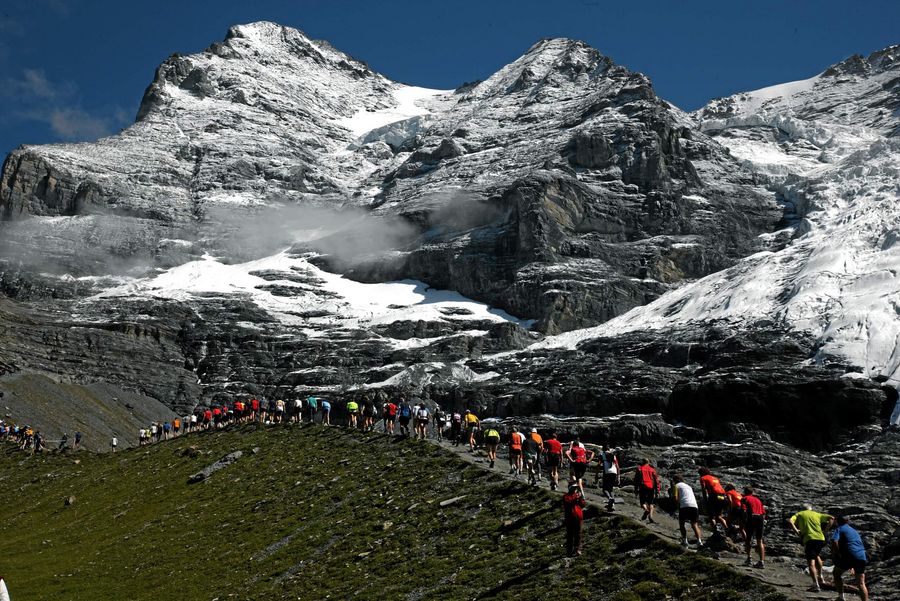 Läufer unterwegs Richtung Kleine Scheidegg vor eindrücklicher Bergkulisse