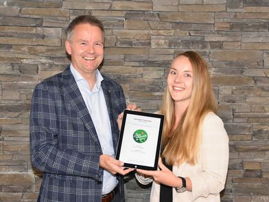 Daniel Sulzer und Janine Perroulaz mit dem Swisstainable Logo