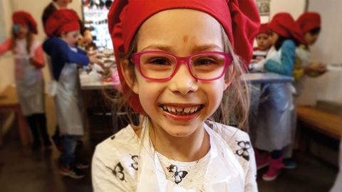 Glückliches Kind im Funky Chocolate Club in Interlaken stellt nach Anleitung selber Schokolade her