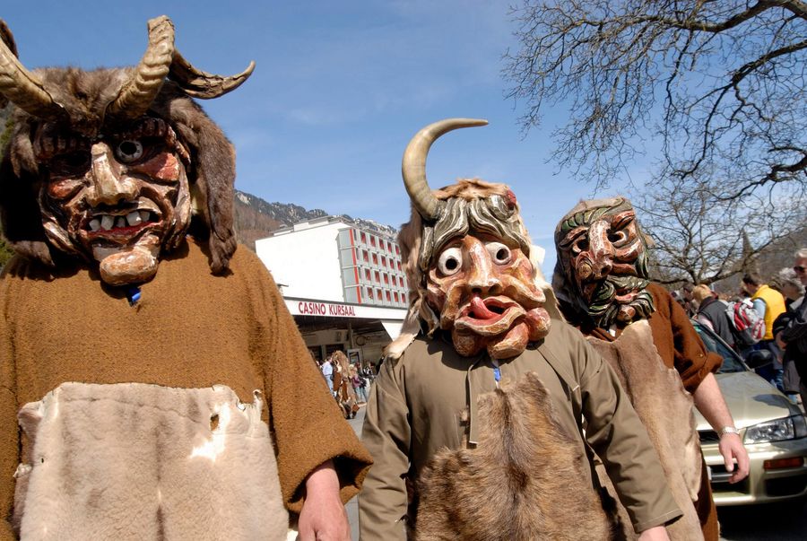 Drei Maskierte an der Harder-Potschete am 2. Januar in Interlaken