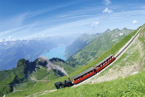 Die Dampfbahn der Brienz Rothorn Bahn fährt bei schönstem Panorama hoch zum Gipfel