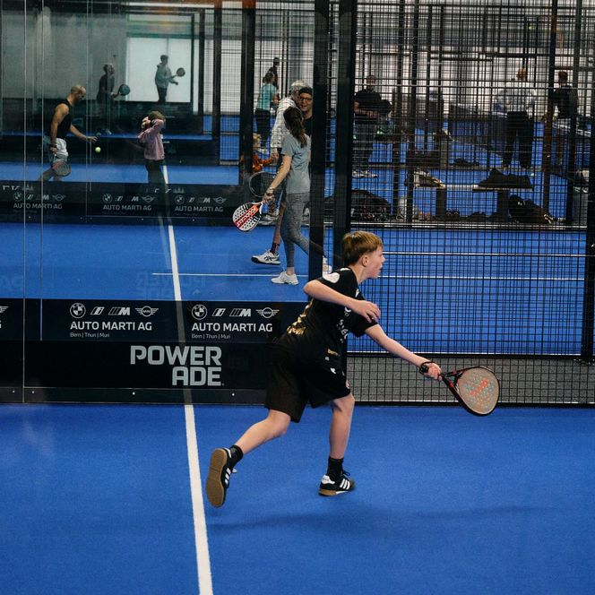 Padelta Spieler mitten im Spiel im Padelta Sportpark Uetendorf