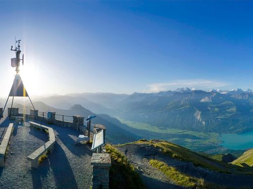 Panorama auf dem Brienzer Rothorn mit Blick auf den Brienzersee und die umliegenden Berge
