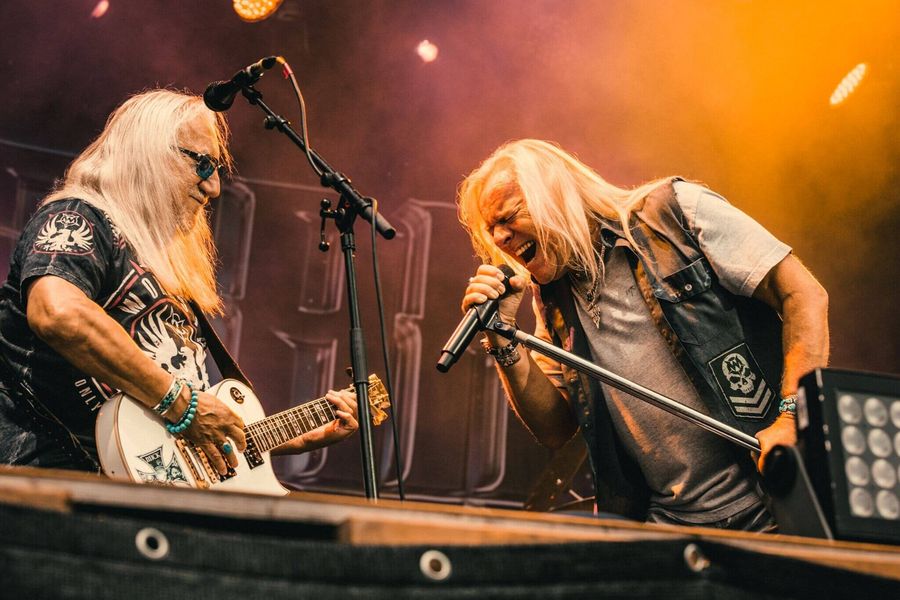 Sänger und Gitarrist auf der beleuchteten Bühne des Seaside Festivals