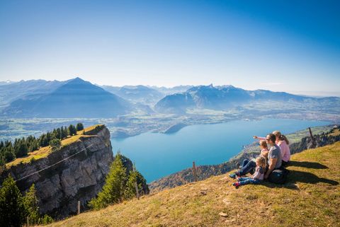 Die Familie geniesst die rundum Aussicht vom Niederhorn auf den Thunersee und die Berge