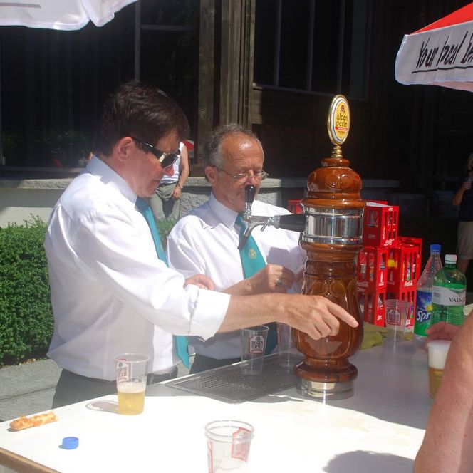 Zwei Herren zapfen Bier aus Interlaken ab im Kursall Interlaken