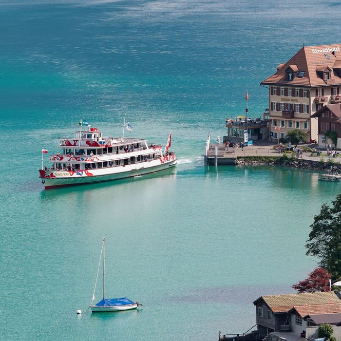 Schiff bei Anlegestelle in Iseltwald, türkisfarbenes Wasser
