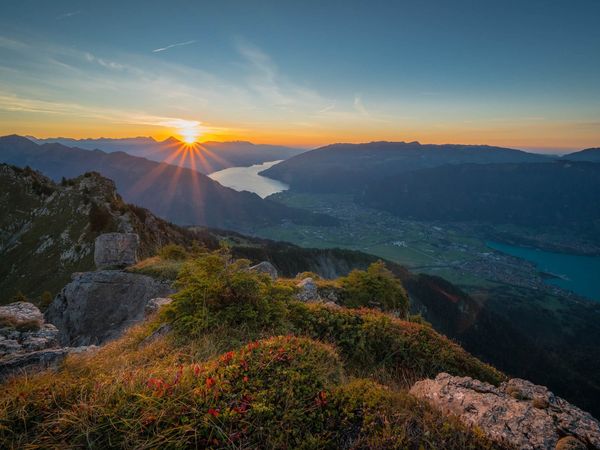 Blick vom Oberberghorn auf den Thunersee und den stimmungsvollen Sonnenuntergang