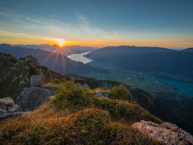 Blick vom Oberberghorn auf den Thunersee und den stimmungsvollen Sonnenuntergang