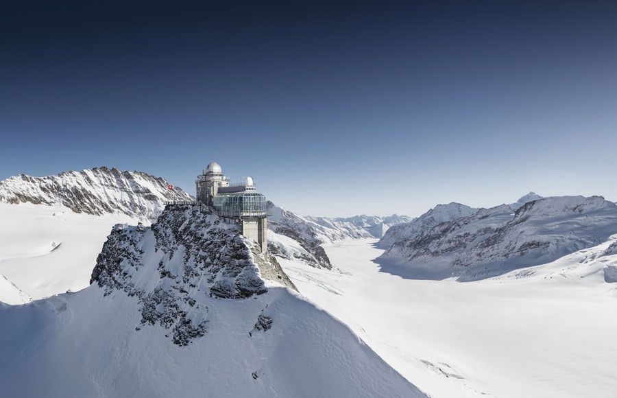 Station Jungfraujoch - Top of Europe mit Aussicht auf den weissen Aletschgletscher