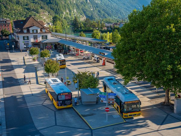 Bahnhof Interlaken West mit Postautos