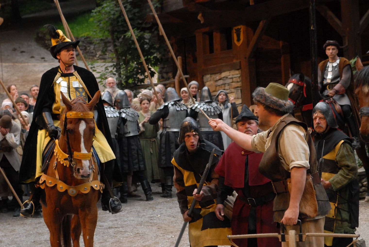Soldat auf Pferd auf dem Dorfplatz an den Tell Freilichtspielen in Matten bei Interlaken