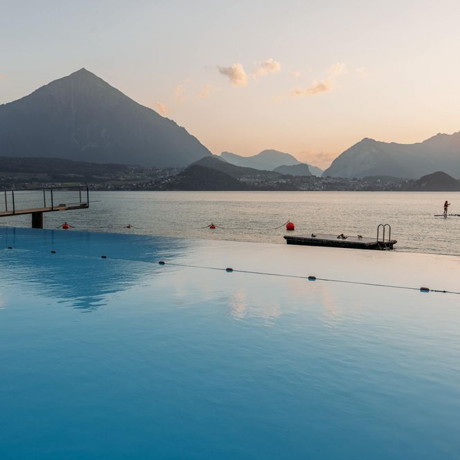 Strandbad Merligen mit Aussicht über den Thunersee auf Niesen und Stockhorn