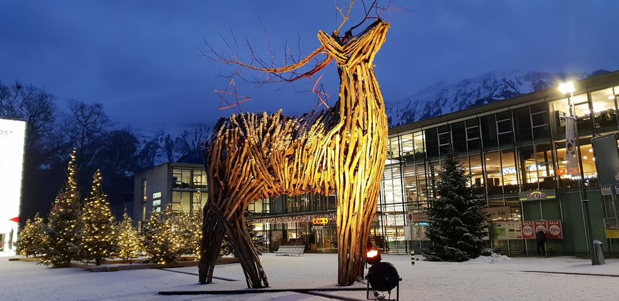 Kunstobjekt Hirsch auf dem Brunnen bei Interlaken Ost