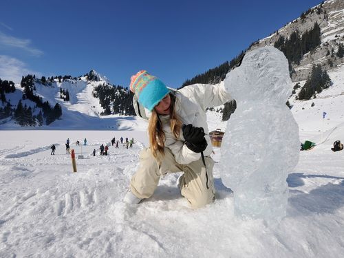 Eisskulpturenschnitzen umgeben von weissem Schnee am Stockhorn