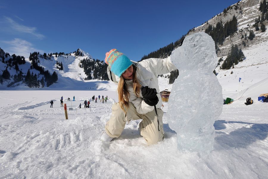 Eisskulpturenschnitzen umgeben von weissem Schnee am Stockhorn