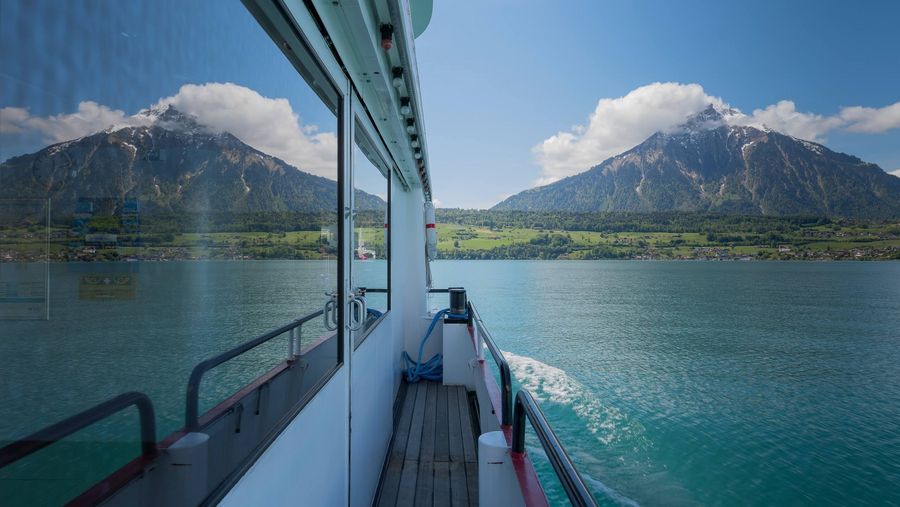 Aussenansicht während einer Schifffahrt auf dem Thunersee mit Blick über das tiefblaue Wasser in Richtung Niesen.
