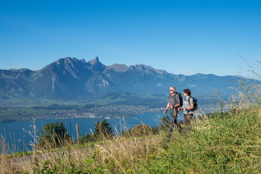 Ein Paar wandert in Sigriswil auf dem Wegabschnitt des Panorama Rundwegs Thunersee