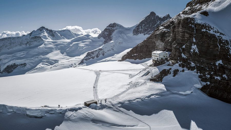 Mönchsjochhütte umgeben von einer verschneiten Berglandschaft