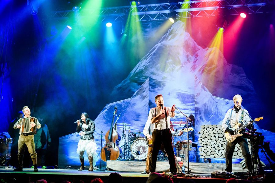 Band auf bunt beleuchteter Bühne am Festival Touch the Mountains in Interlaken