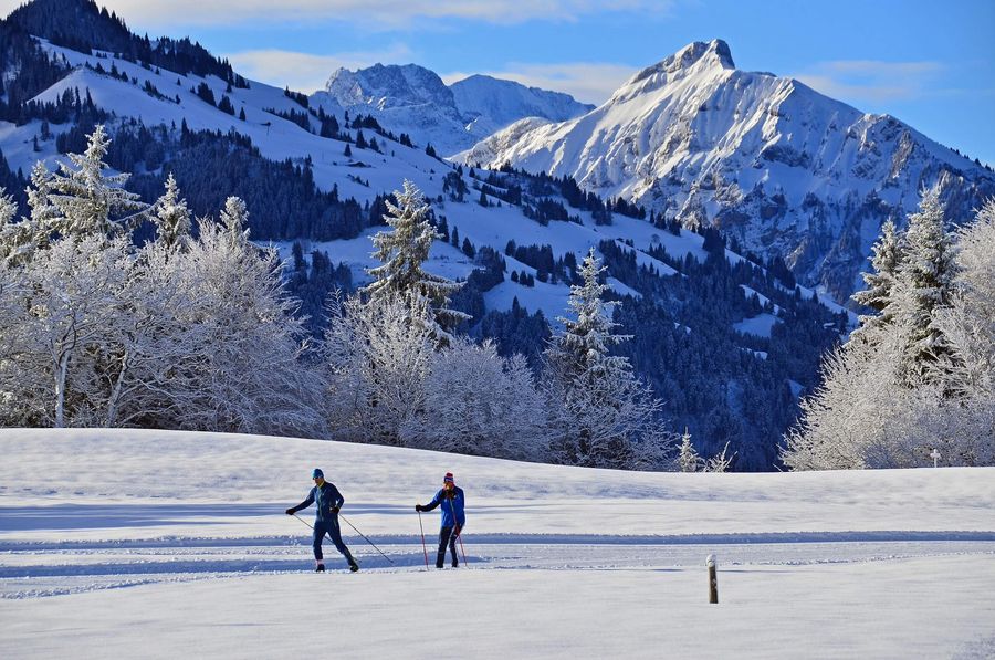 Langläufer unterwegs auf der Loipe von Aeschi in das verschneite Suldtal