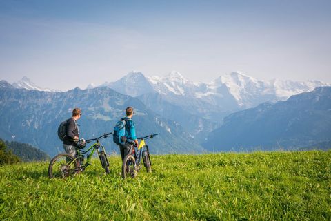 Zwei Biker mit Panoramablick auf die Berge Eiger, Mönch und Jungfrau