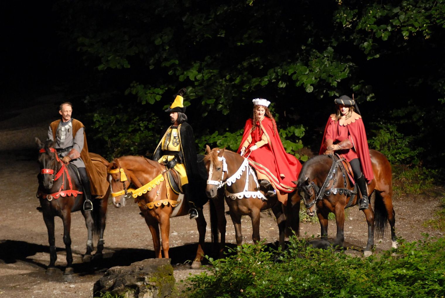 Vier Soldaten auf Pferden auf der Freilichtbühne der Tellspiele Interlaken