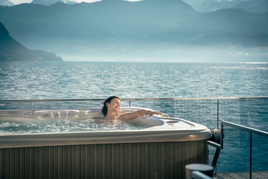 Frau entspannt sich in Whirlpool am See im Parkhotel Gunten