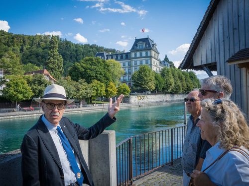 Der Stadtführer Jon Keller posiert vor der Aare und dem Thunerhof in Thun
