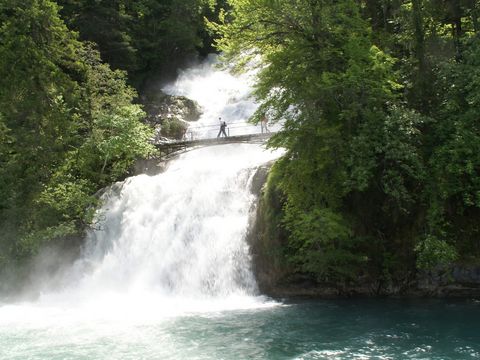 Vom Brienzersee aus ist der imposante Giessbachfall zu bewundern. Eine Brücke führt über die spritzenden Wassermassen.