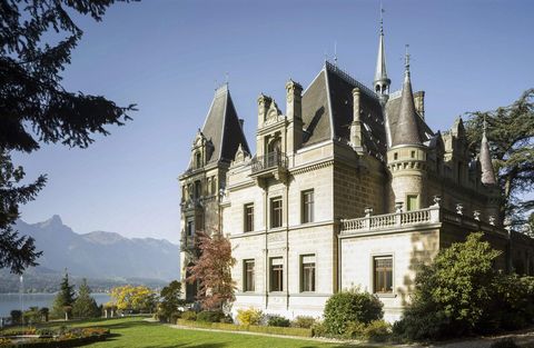 Schloss Hünegg, Hilterfingen mit der wunderschönen Parklandschaft direkt am Thunersee