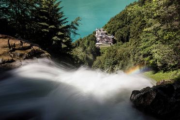 Der tosende Giessbach aus der Vogelperspektive und weiter unten das märchenhafte Grandhotel Giessbach