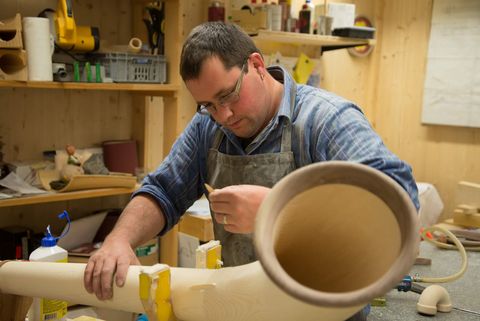 Handwerker beim Bau eines Alphorns bei Bernatone in Habkern