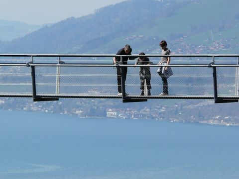Familie spaziert über Panoramabrücke und geniesst den Ausblick auf den Thunersee