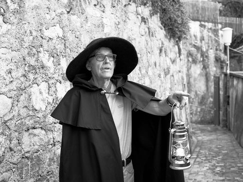 Schwarz-weiss Bild eines Stadtführers auf der Führung unheimliches Thun