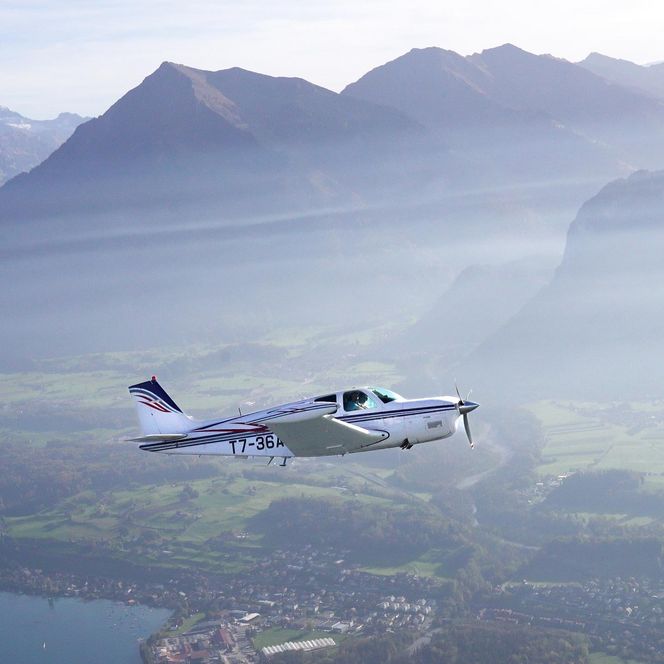Blick auf den Niesen, unten Teile von Spiez und Gwatt sowie der Thunersee