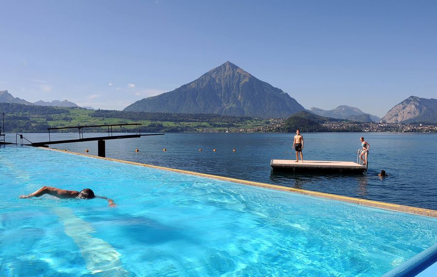 Blaues Pool direkt am Thunersee mit Blick auf den pyramideförmigen Niesen