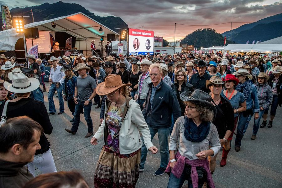 Line Dance in der Abendstimmung am Internationalen Trucker & Country-Festival in Interlaken