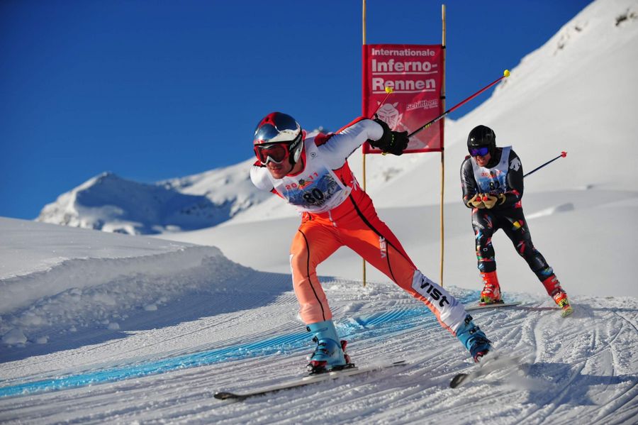 Skifahrer am Inferno-Rennen umgeben von Schnee am Schilthorn
