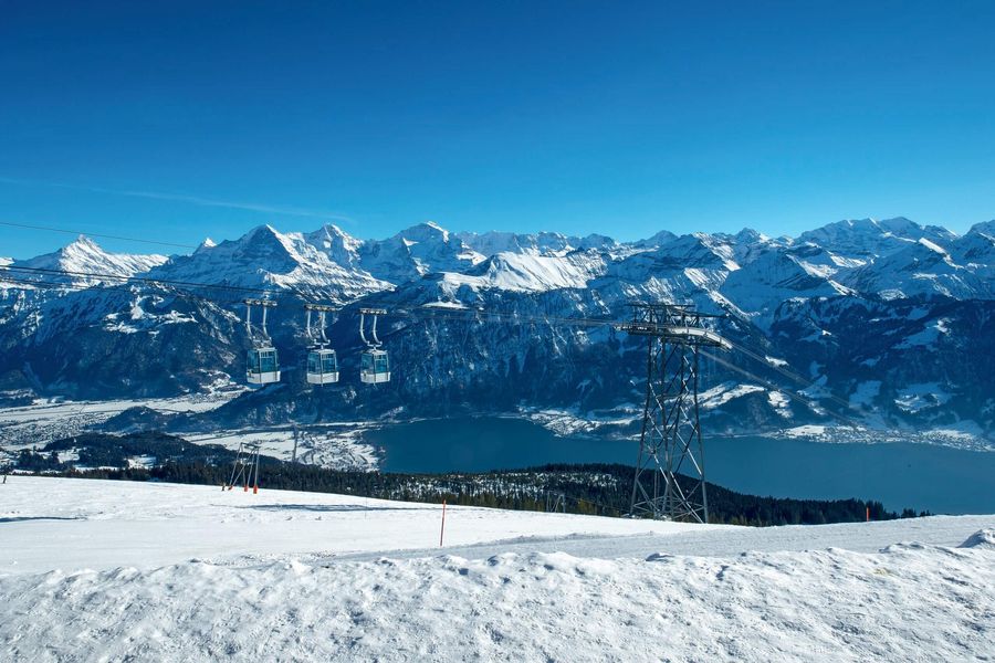 Niederhornbahn mit Blick auf den Thunersee und die umliegenden Berge